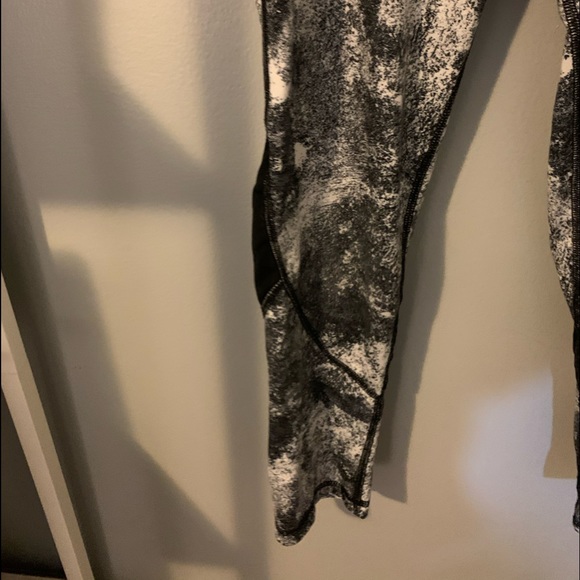 splatter design capri leggings - Picture 3 of 4